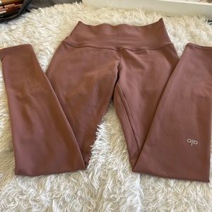 Like new, ALO leggings . No flaws . Wore once . Beautiful color.